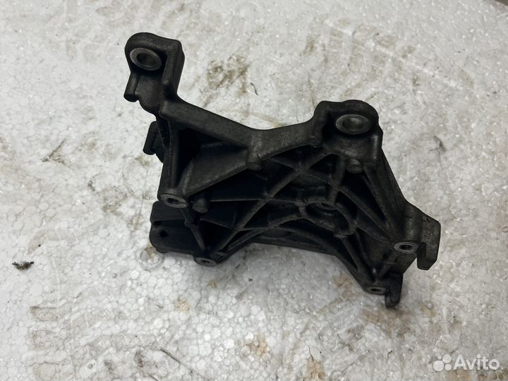 Кронштейн компрессора кондиционера Lancer 9