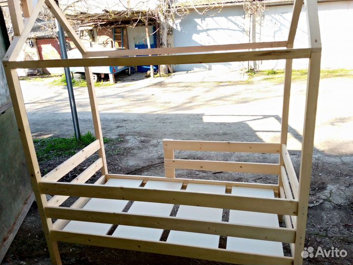 Детская кроватка домик