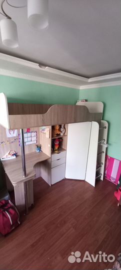Детская кровать чердак со столом и шкафом