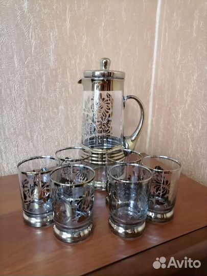 Кувшин со стаканами