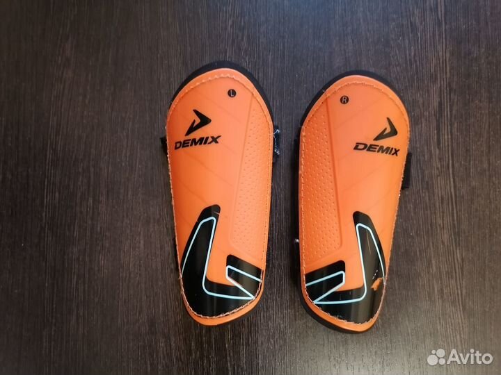 Щитки футбольные