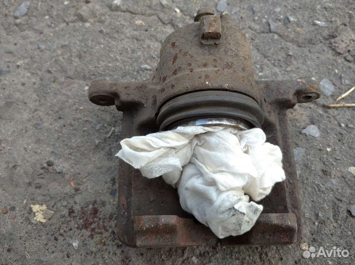 Суппорт передний левый Nissan Primera p12