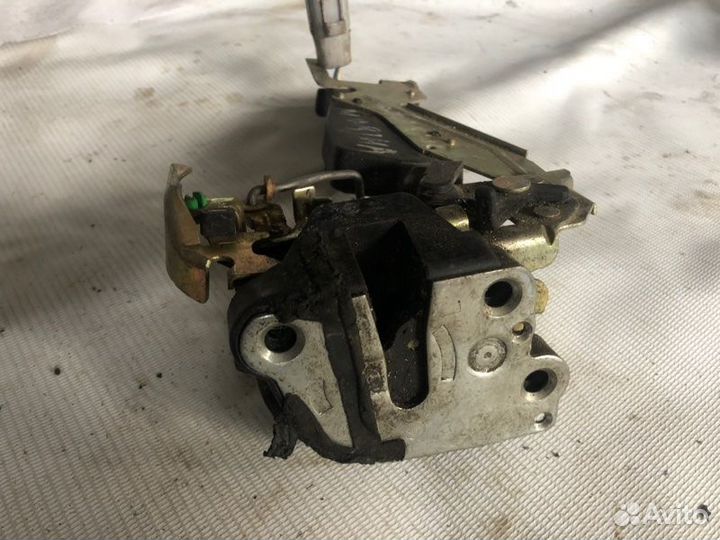 Замок двери задний левый Toyota Sprinter Marino