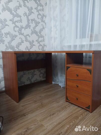 Угловой письменный стол