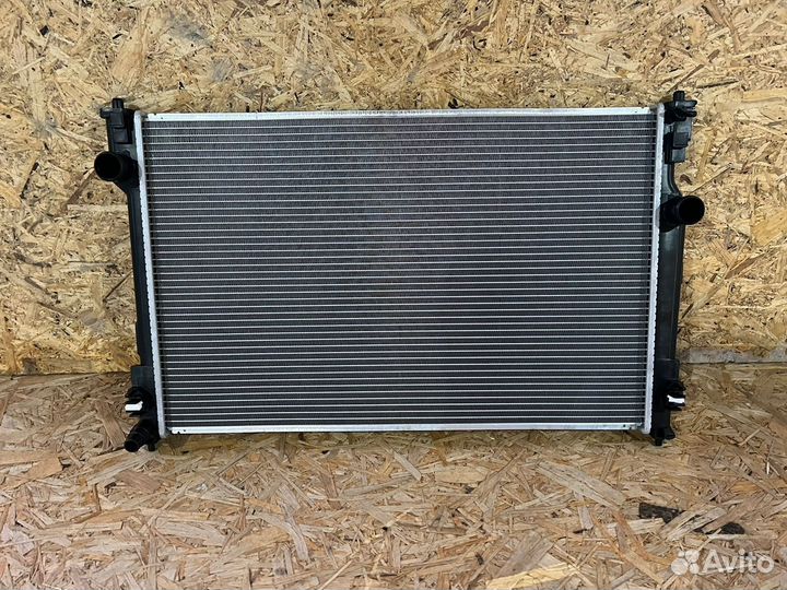 Радиатор охлаждения на Toyota Camry