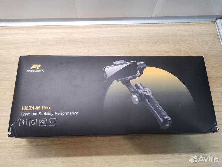 Трехосевой стабилизатор для телефона