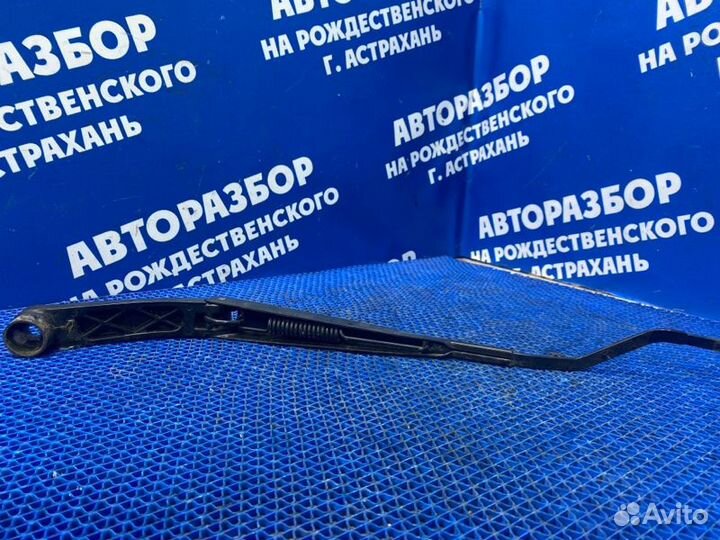 Левый поводок дворника Hyundai Solaris 1 хэтчбек