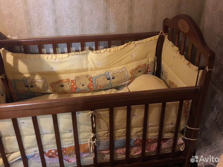 Детская кроватка с маятником и ящиком