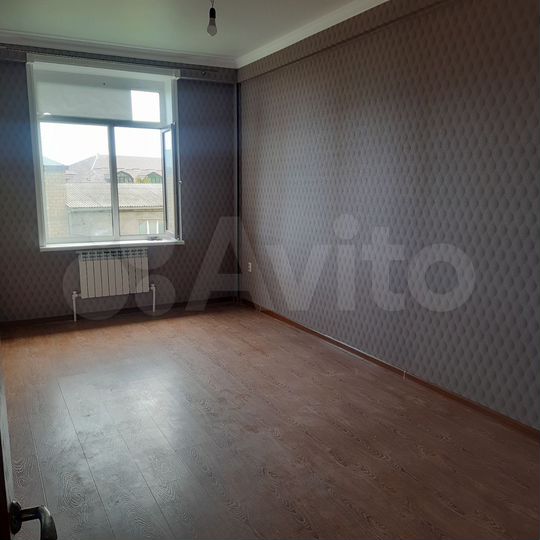 3-к. квартира, 100 м², 2/4 эт.