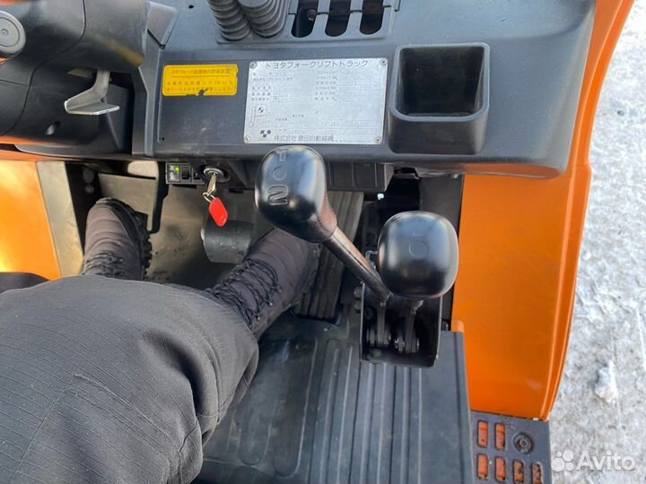 Вилочный погрузчик Toyota 42-7FG25, 2004