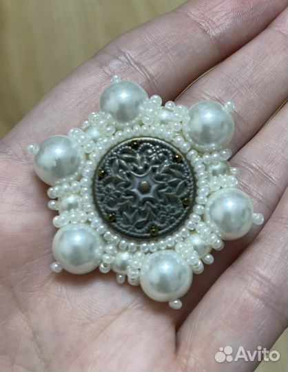 Брошь белая
