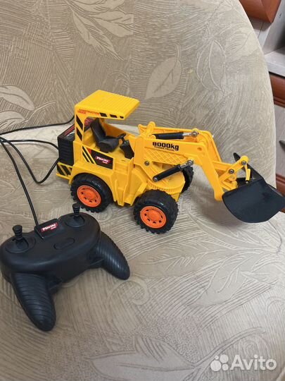 Машина грейдер на пульте управления