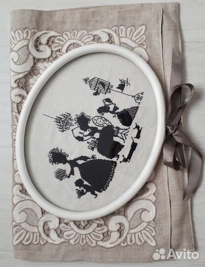 Винтажная ручная вышивка в раме под стеклом
