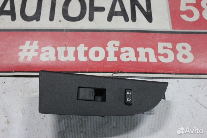 Кнопка стеклоподьемника Toyota Highlander