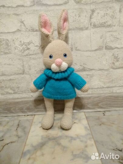 Зайцы разные 2 шт. мягкая игрушка вязаная