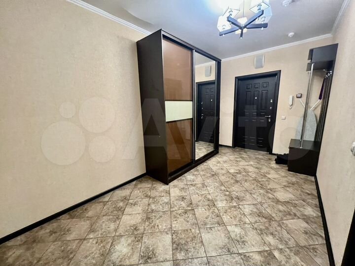 2-к. квартира, 70 м², 8/25 эт.