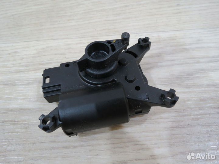 Моторчик заслонки отопителя Porsche Cayenne 957