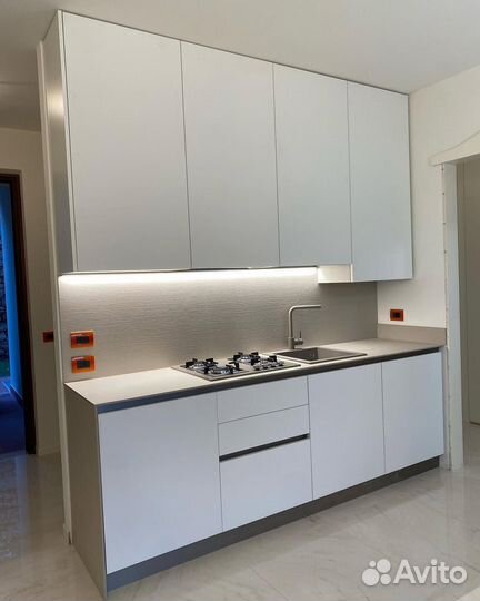 Прямая белая кухня