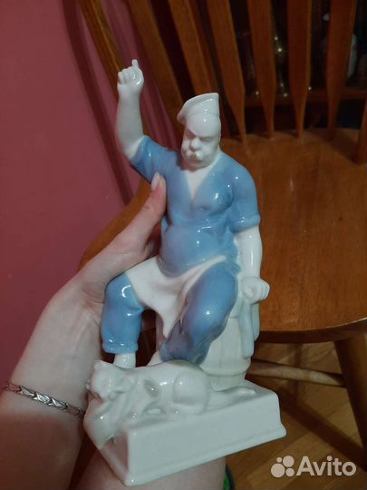 Фарфоровая статуэтка 