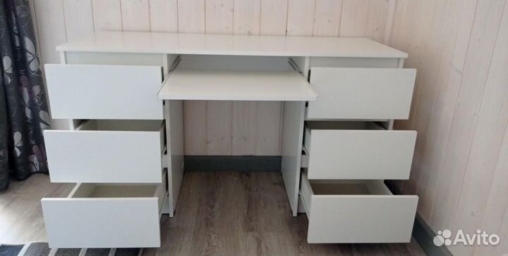 Письменный стол с ящиками белый