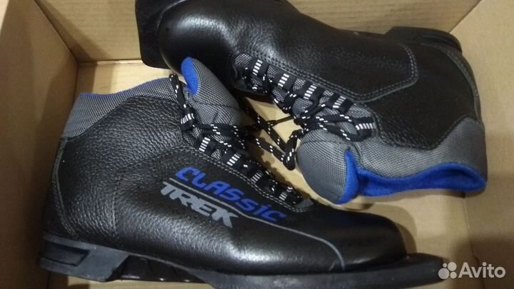 Лыжные ботинки и лыжи