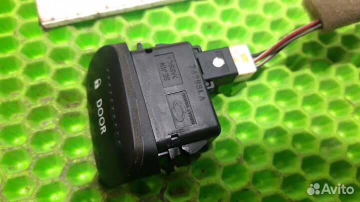 Кнопка центрального замка Nissan Almera Classic