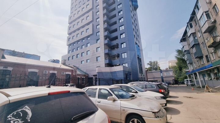 1 этаж 2 входа парковка и 242 м2 пространства
