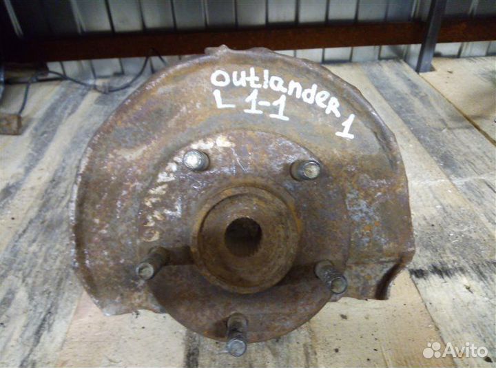Кулак (цапфа) передний левый Mitsubishi Outlander