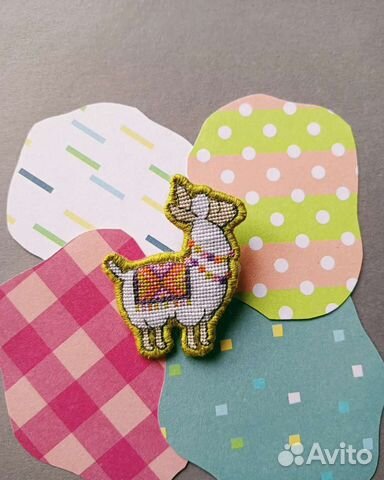 Брошь. Лама