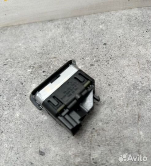 Кнопка открывания багажника передняя Mercedes-Benz