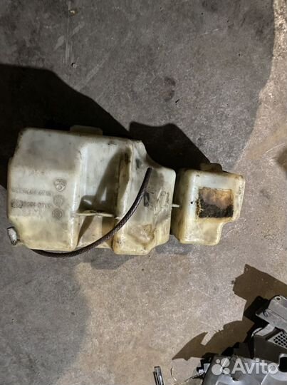 Бачок стеклоомыватель BMW e32 7 серия 61 67 1379 5