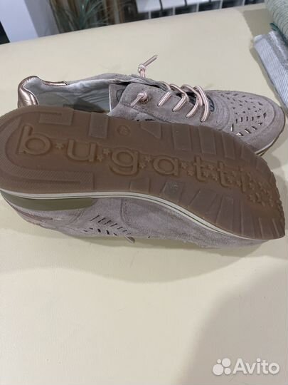 Кроссовки женские