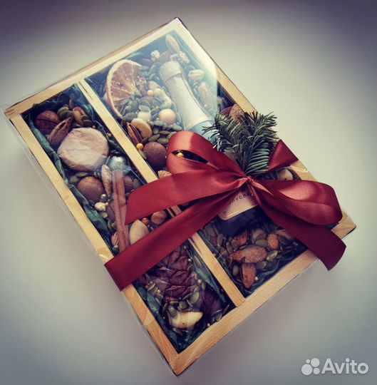 Новогодние подарки в коробке