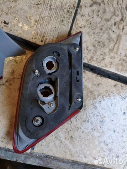 Задний левый комплект фонарей toyota camry