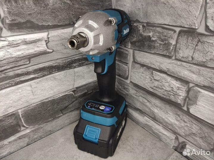 Гайковерт Makita аккумуляторный с оснасткой