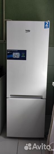 Холодильник новый двухкамерный Beko белого цвета