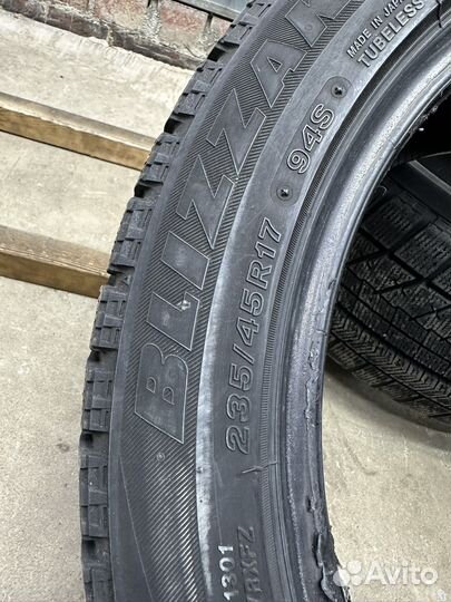 Bridgestone Blizzak VRX 235/45 R17 94S