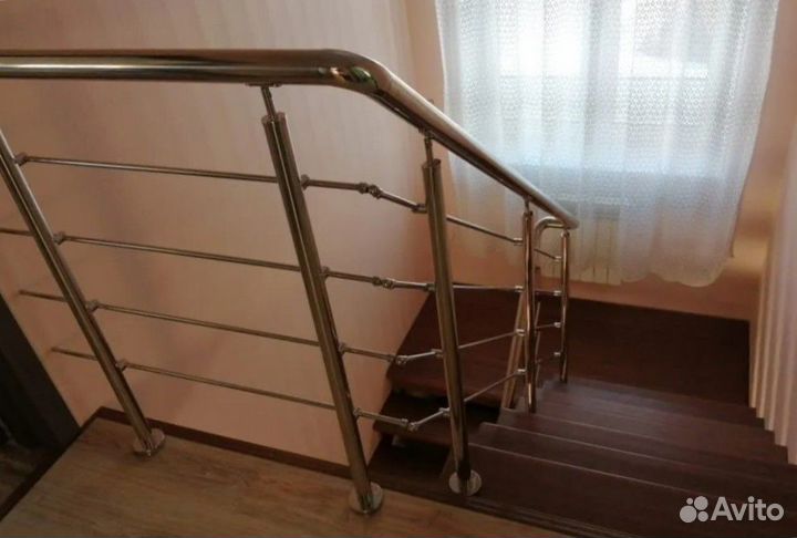 Перила лестницы дачного дома