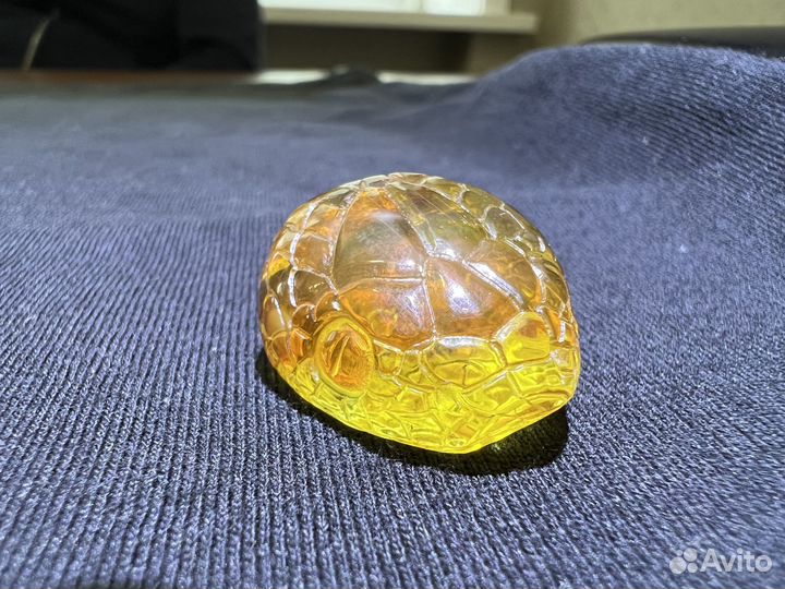 Голова змеи из балтийского янтаря