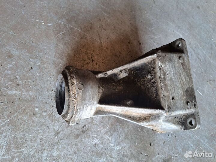 Кронштейн двигателя на BMW E53