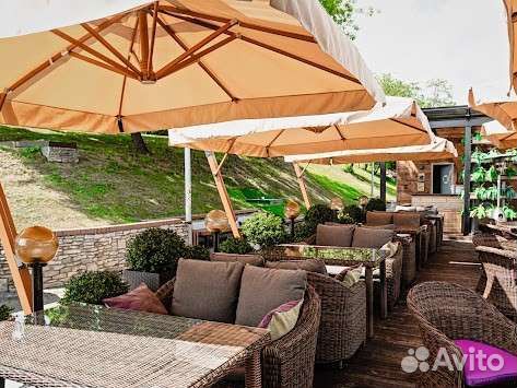 Уличный зонт для кафе на боковой опоре