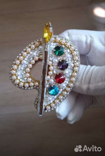 Брошь ручной работы из бисера