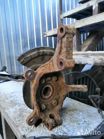 Кулак передний правый Renault Koleos 1