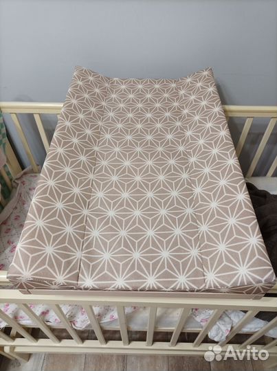 Пеленальная доска на кроватку