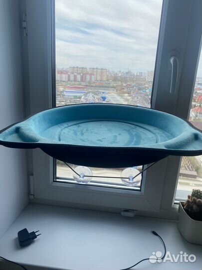 Лежанка для кошек на окно