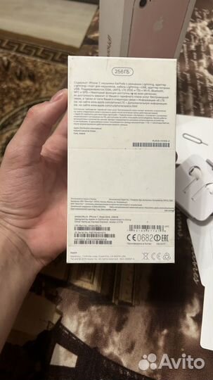 Коробка от iPhone 7 и наушники