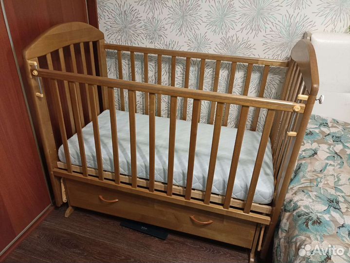 Детская кроватка с маятником и ящиком