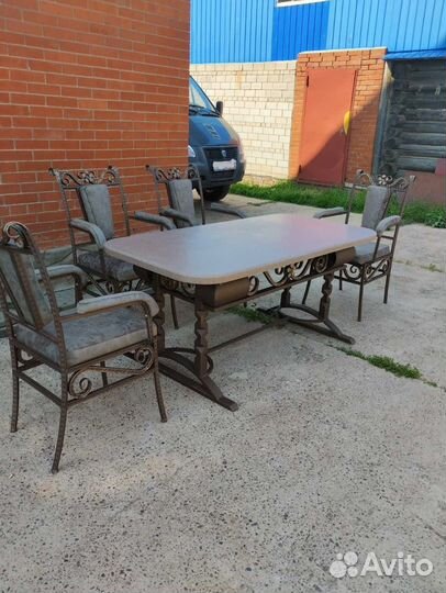 Стол и стулья