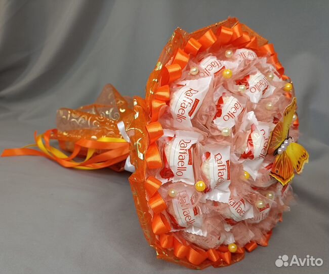 Декоративная бабочка в букете конфет на новый год