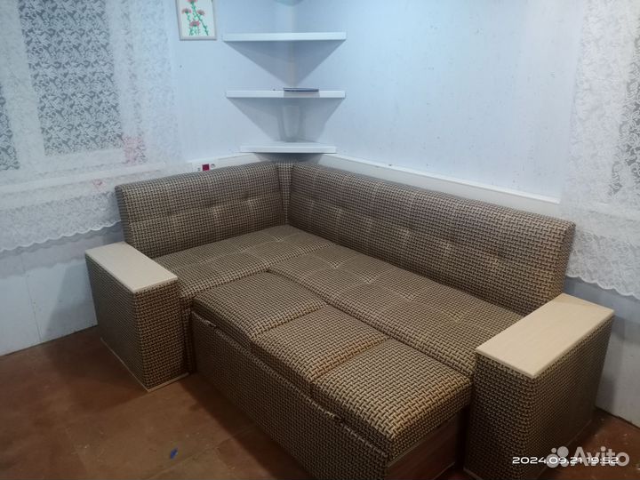 Кухонный угловой диван со спальным местом